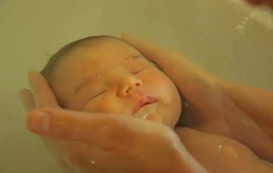 Újszülött fürdetése